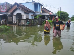 Potret Banjir di Kudus Akibat Meluapnya Air Sungai Wulan Potret Banjir di Kudus Akibat Meluapnya Air Sungai Wulan