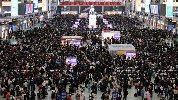 Potret Ramainya Stasiun Kereta Shanghai Jelang Imlek