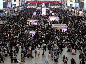 Potret Ramainya Stasiun Kereta Shanghai Jelang Imlek Potret Ramainya Stasiun Kereta Shanghai Jelang Imlek