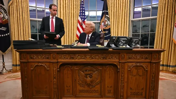Penampakan Kantor Donald Trump di Ruang Oval, Tombol Diet Coke Dipasang Lagi!