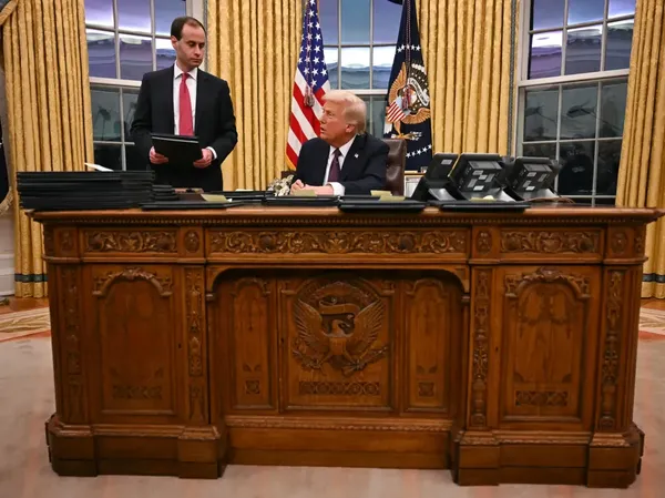 Penampakan Kantor Donald Trump di Ruang Oval, Tombol Diet Coke Dipasang Lagi!