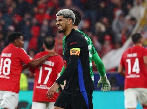 Tak Jadi Tinggalkan Barcelona, Araujo Malah Teken Kontrak Baru