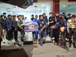 Isak Tangis Warnai Penyerahan 2 Jenazah Korban Kebakaran Glodok Plaza