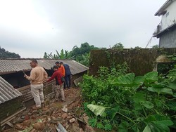 Tembok Rumah Kosong Ambruk di Mojokerto, 3 Orang Luka Berat