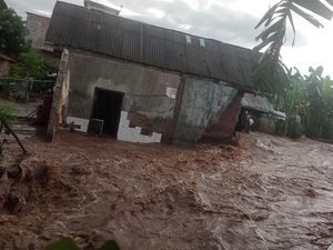 Banjir Bandang Kembali Terjang Dompu, Dua Rumah Warga Jebol Banjir Bandang Kembali Terjang Dompu, Dua Rumah Warga Jebol