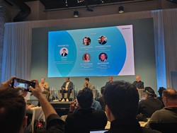 Dulu Orang Juga Kaget Pakai Smartphone, Lama-lama AI Jadi Hal Biasa