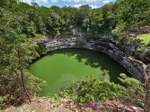 Jejak Persembahan-Harta di Lubang Suci Cenote Jejak Persembahan-Harta di Lubang Suci Cenote