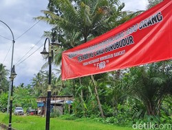 Spanduk Protes Pembatasan Wisatawan Naik Candi Bermunculan di Borobudur