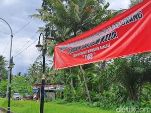 Spanduk Protes Pembatasan Wisatawan Naik Candi Bermunculan di Borobudur Spanduk Protes Pembatasan Wisatawan Naik Candi Bermunculan di Borobudur