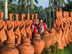 Berjalan di Taman Gandrung Terakota Banyuwangi Berjalan di Taman Gandrung Terakota Banyuwangi