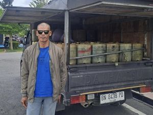 Penjual BBM Bersubsidi di Bangka Barat Diringkus, Polisi Sita 1,8 Ton Pertalite Penjual BBM Bersubsidi di Bangka Barat Diringkus, Polisi Sita 1,8 Ton Pertalite
