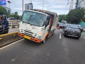 Truk Muatan Bata Beton Mogok di Jl Gatsu Arah Kuningan, Lalin Macet Truk Muatan Bata Beton Mogok di Jl Gatsu Arah Kuningan, Lalin Macet