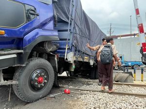 Truk Tronton Mogok di Perlintasan Waru Sidoarjo, 4 KA Terganggu Truk Tronton Mogok di Perlintasan Waru Sidoarjo, 4 KA Terganggu