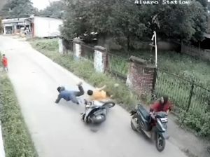 Aksi Emak-emak di Bogor Hadang Maling Tabung Gas hingga Ditabrak Aksi Emak-emak di Bogor Hadang Maling Tabung Gas hingga Ditabrak