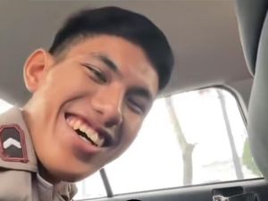 Iseng Oknum Polisi Muda Mainkan Sirene Mobil Patroli Berujung Kena Patsus Iseng Oknum Polisi Muda Mainkan Sirene Mobil Patroli Berujung Kena Patsus