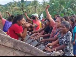 80 Rumah Digusur PT Kristus Raja Maumere, Warga Bertahan di Tenda Darurat 80 Rumah Digusur PT Kristus Raja Maumere, Warga Bertahan di Tenda Darurat
