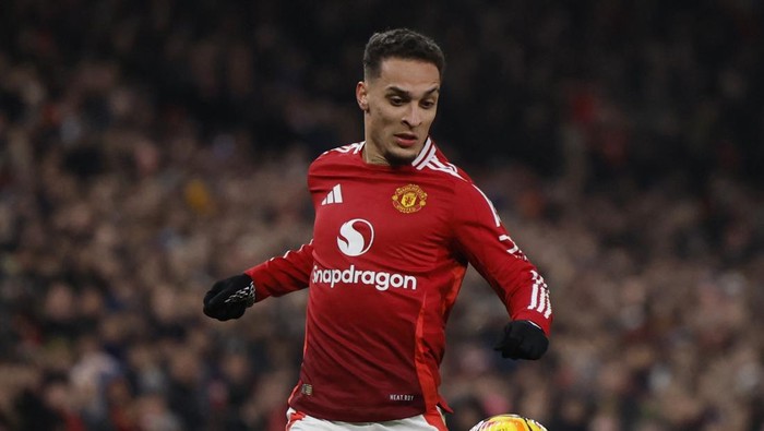 Soccer Football - Premier League - Manchester United v Southampton - Old Trafford, Manchester, Britain - January 16, 2025 Manchester Uniteds Antony in action Action Images via Reuters/Jason Cairnduff EDITORIAL USE ONLY. NO USE WITH UNAUTHORIZED AUDIO, VIDEO, DATA, FIXTURE LISTS, CLUB/LEAGUE LOGOS OR LIVE SERVICES. ONLINE IN-MATCH USE LIMITED TO 120 IMAGES, NO VIDEO EMULATION. NO USE IN BETTING, GAMES OR SINGLE CLUB/LEAGUE/PLAYER PUBLICATIONS. PLEASE CONTACT YOUR ACCOUNT REPRESENTATIVE FOR FURTHER DETAILS..