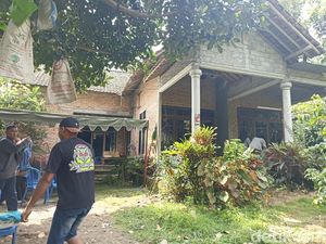 Tanda Tanya Tak Hadirnya Suami Saat Uswatun Khasanah Dimakamkan