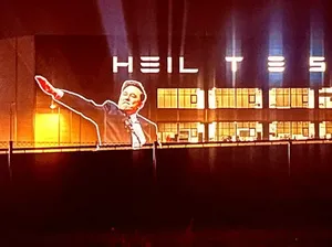 Salut ala Nazi Elon Musk Diproyeksikan ke Dinding Pabrik Tesla di Jerman Salut ala Nazi Elon Musk Diproyeksikan ke Dinding Pabrik Tesla di Jerman