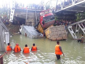 Ambrolnya Jembatan Widang Tewaskan 1 Orang gegara 3 Truk Saling Salip Ambrolnya Jembatan Widang Tewaskan 1 Orang gegara 3 Truk Saling Salip