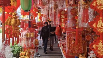 Jelang Imlek, Warga Padati Kawasan Glodok Serbu Pernak-pernik Bergambar Ular