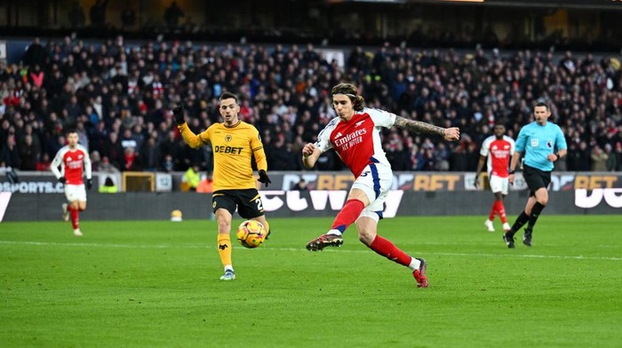 WOLVERHAMPTON, ENGLAND - JANUARY 25: Riccardo Calafiori of Arsenal scores his teams first goal during the Premier League match between Wolverhampton Wanderers FC and Arsenal FC at Molineux on January 25, 2025 in Wolverhampton, England. (Photo by David Price/Arsenal FC via Getty Images)