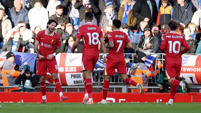 Soccer Football - Premier League - Liverpool v Ipswich Town - Anfield, Liverpool, Britain - January 25, 2025 Liverpools Dominik Szoboszlai celebrates scoring their first goal with Cody Gakpo, Luis Diaz and Alexis Mac Allister REUTERS/Phil Noble EDITORIAL USE ONLY. NO USE WITH UNAUTHORIZED AUDIO, VIDEO, DATA, FIXTURE LISTS, CLUB/LEAGUE LOGOS OR LIVE SERVICES. ONLINE IN-MATCH USE LIMITED TO 120 IMAGES, NO VIDEO EMULATION. NO USE IN BETTING, GAMES OR SINGLE CLUB/LEAGUE/PLAYER PUBLICATIONS. PLEASE CONTACT YOUR ACCOUNT REPRESENTATIVE FOR FURTHER DETAILS..