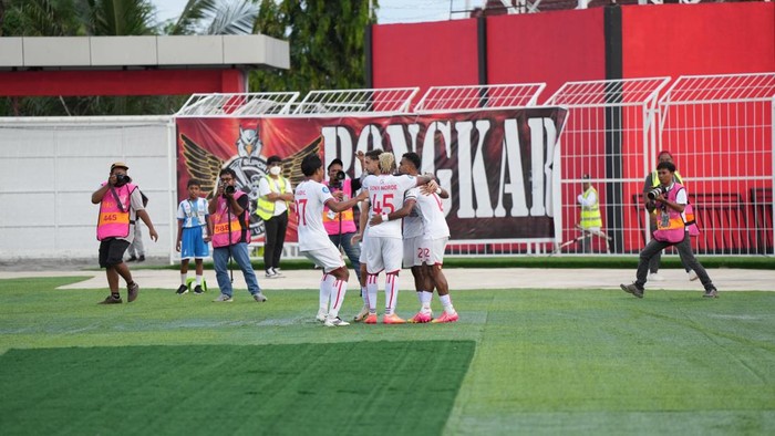 Menjamu Persik di Stadion Kie Raha, Ternate, Sabtu (25/1/2025), Malut menang 2-1 pada pekan ke-20 Liga 1 2024/25. Yakob Sayuri menjadi pahlawan tuan rumah lewat dua gol, yang cuma bisa dibalas satu gol tim tamu lewat tendangan penalti Ramiro Fergonzi.