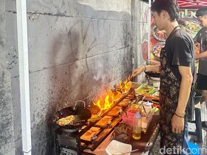 Di Seberang Lotte Mall Ada Nasgor dan Sambal Bakar Enak Rp 12 Ribuan Di Seberang Lotte Mall Ada Nasgor dan Sambal Bakar Enak Rp 12 Ribuan