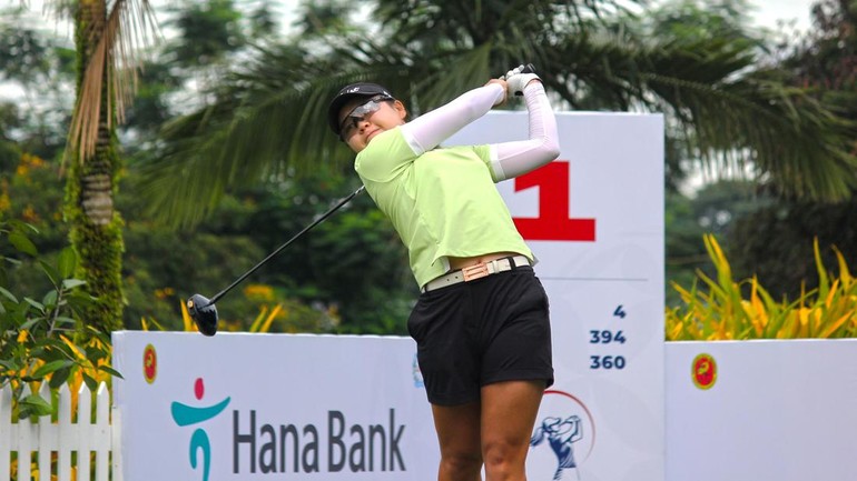 Dalam turnamen ini, pegolf Kim Sojeong sementara memimpin putaran pertama Indonesia Women’s Open 2025. Pemain Korea berusia 24 tahun tersebut berhasil menduduki posisi puncak dalam debutnya di Indonesia dengan skor 66 (6-di bawah-par). 