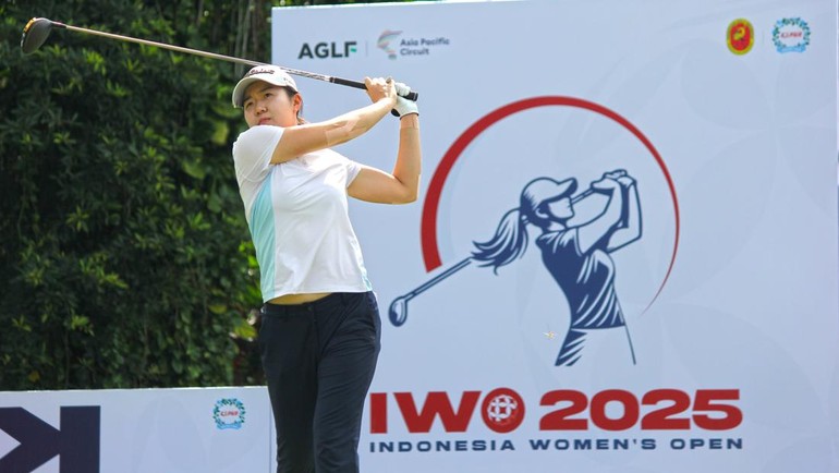 Memulai putaran pertama dari tee 1, Sojeong yang telah menyandang status profesional sejak 2018 tersebut baru bisa memecahkan telur birdie di hole 6, yang kemudian disusul 5 birdie lainnya. Sojeong bahkan menorehkan skor impresif tersebut tanpa bogey satu pun. Wakil Indonesia, Kristina Natalia Yoko, mampu menembus peta persaingan di papan atas putaran pertama Indonesia Women’s Open 2025. 
