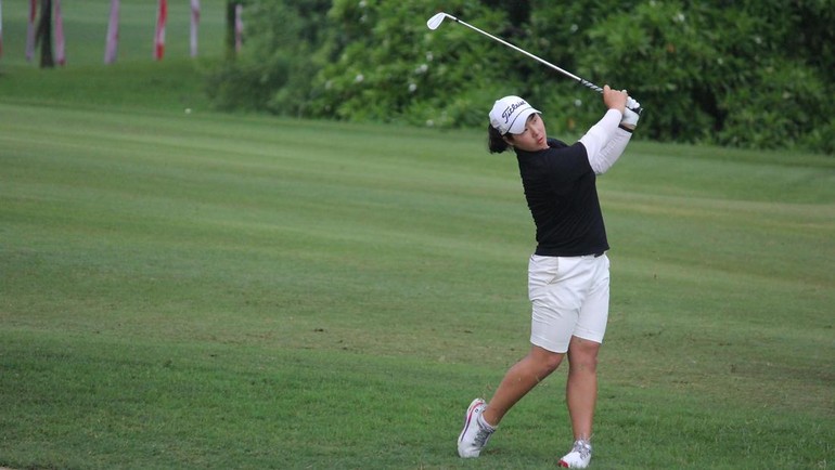 Mencetak skor 69 (3-di bawah-par), Yoko yang merupakan mantan atlet amatir No. 1 Indonesia berhasil menduduki posisi T7 bersama 9 pegolf lainnya. Tiga pemain di antaranya merupakan yang bermain di jadwal siang, yang tentunya akan mengubah peta leaderboard pada besok pagi. 