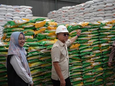 Menko Zulhas Tinjau Gudang Beras-Salurkan Bantuan di Pekalongan