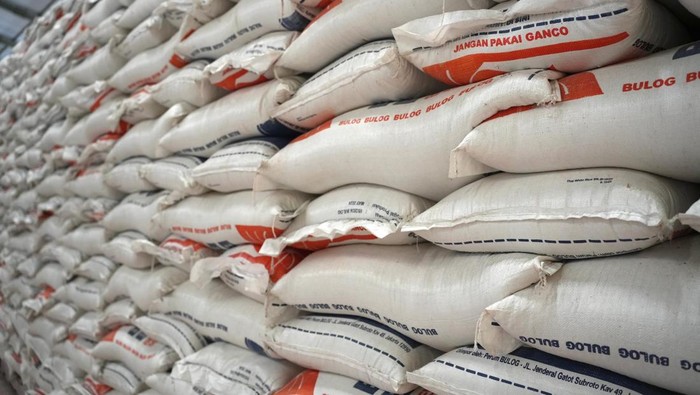 Menko Zulhas Tinjau Gudang Beras-Salurkan Bantuan Pangan ke Korban Longsor Pekalongan Menteri Koordinator Bidang Pangan Zulkifli Hasan (Zulhas) mendatangi Gudang Bulog, Kabupaten Pekalongan, Jawa Tengah, Sabtu (25/1/2025).