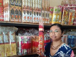 Jelang Imlek, Penjualan Dupa Merah di Tabanan Lesu