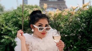 Gaya Nindy Ayunda saat Ngopi di Bali dan Belanda