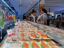 Beli Sushi di Oishiwa Transmart Cibinong, Salmonnya Asli dari Norwegia