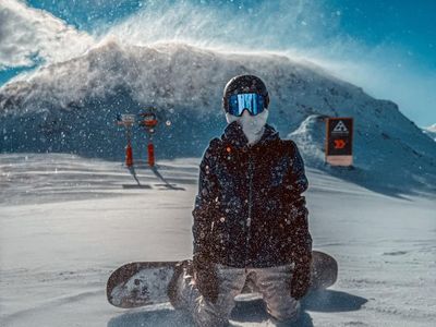 Foto: Pangeran Tampan Dubai Snowboarding di Prancis
