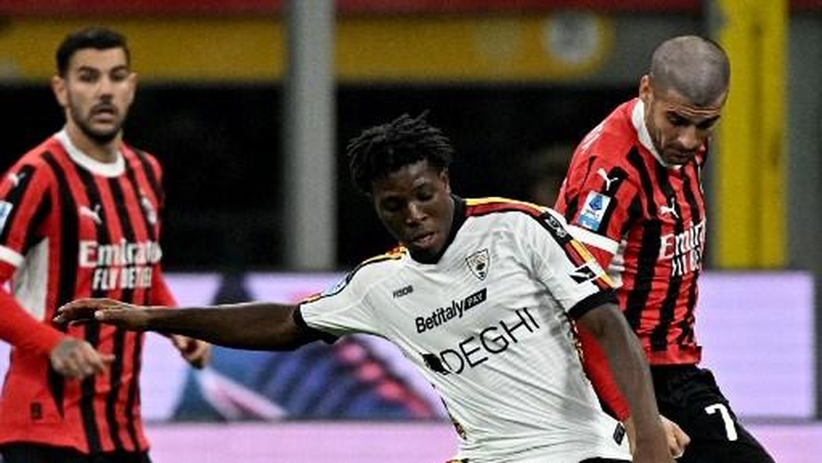 Patrick Dorgu (tengah) saat menghadapi AC Milan pada September lalu. Foto: AFP/GABRIEL BOUYS