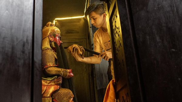 Patung Dewa-dewi di Kelenteng Kwan Tie Miaw Pangkalpinang Dibersihkan