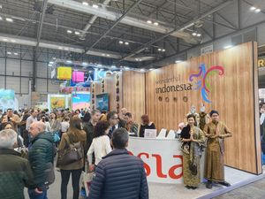 Keindahan Kolase Nusantara Ditampilkan di Pameran Fitur 2025 Keindahan Kolase Nusantara Ditampilkan di Pameran Fitur 2025