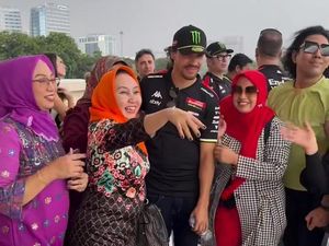 Lengah Dikit, Pebalap MotoGP Foto Bareng Emak-emak di Monas Lengah Dikit, Pebalap MotoGP Foto Bareng Emak-emak di Monas