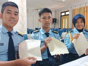 Siswa SMAN 3 Taruna Angkasa Madiun Sulap Jerami-Bonggol Jagung Jadi Bioplastic Siswa SMAN 3 Taruna Angkasa Madiun Sulap Jerami-Bonggol Jagung Jadi Bioplastic