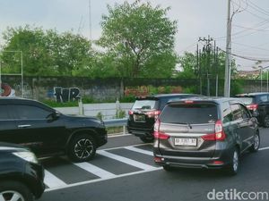 Libur Panjang, Antrean Kendaraan Mengular di Exit Tol Klaten Libur Panjang, Antrean Kendaraan Mengular di Exit Tol Klaten