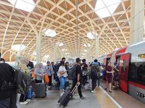 Kereta Cepat Whoosh Alami Gangguan, Penumpang Numpuk di Halim