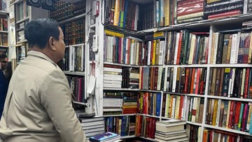Prabowo Blusukan ke Toko Buku di Sela Kunker India