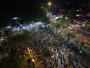 Alun-alun Merdeka Lubuklinggau Dipadati Ribuan Warga Nobar Wiro Sableng Alun-alun Merdeka Lubuklinggau Dipadati Ribuan Warga Nobar Wiro Sableng