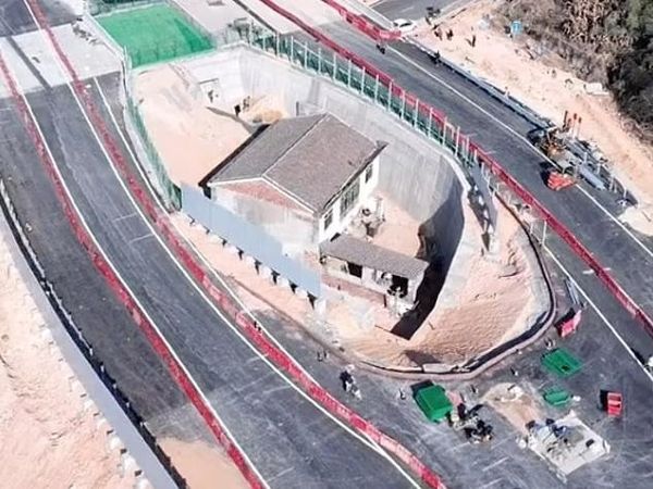 Penampakan Rumah Kejepit Jalan Tol yang Kini Ditelantarkan Pemiliknya