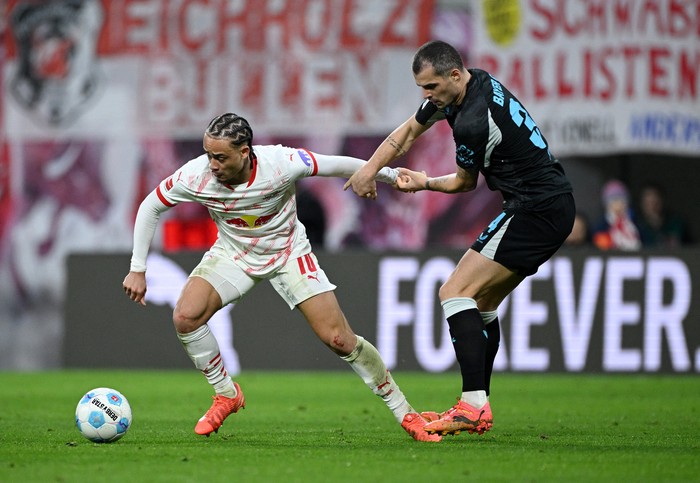 SOCCER-GERMANY-RBL-LEV/REPORT Soccer Football - Bundesliga - RB Leipzig v Bayer Leverkusen - Red Bull Arena, Leipzig, Germany - January 25, 2025 RB Leipzigs Xavi Simons in action with Bayer Leverkusens Granit Xhaka REUTERS/Annegret Hilse DFL REGULATIONS PROHIBIT ANY USE OF PHOTOGRAPHS AS IMAGE SEQUENCES AND/OR QUASI-VIDEO.