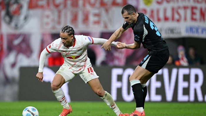 Soccer Football - Bundesliga - RB Leipzig v Bayer Leverkusen - Red Bull Arena, Leipzig, Germany - January 25, 2025 RB Leipzig's Xavi Simons in action with Bayer Leverkusen's Granit Xhaka REUTERS/Annegret Hilse DFL REGULATIONS PROHIBIT ANY USE OF PHOTOGRAPHS AS IMAGE SEQUENCES AND/OR QUASI-VIDEO.